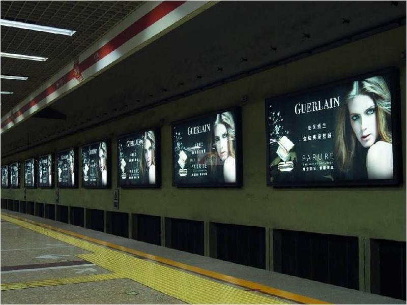地铁通道广告